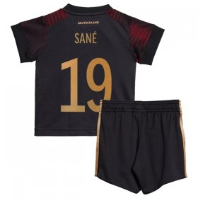 Virallinen pelipaita Saksa Sane 19 Vieras World Cup 2022 Lyhythihainen - Lasten ( + Lyhyet housut )